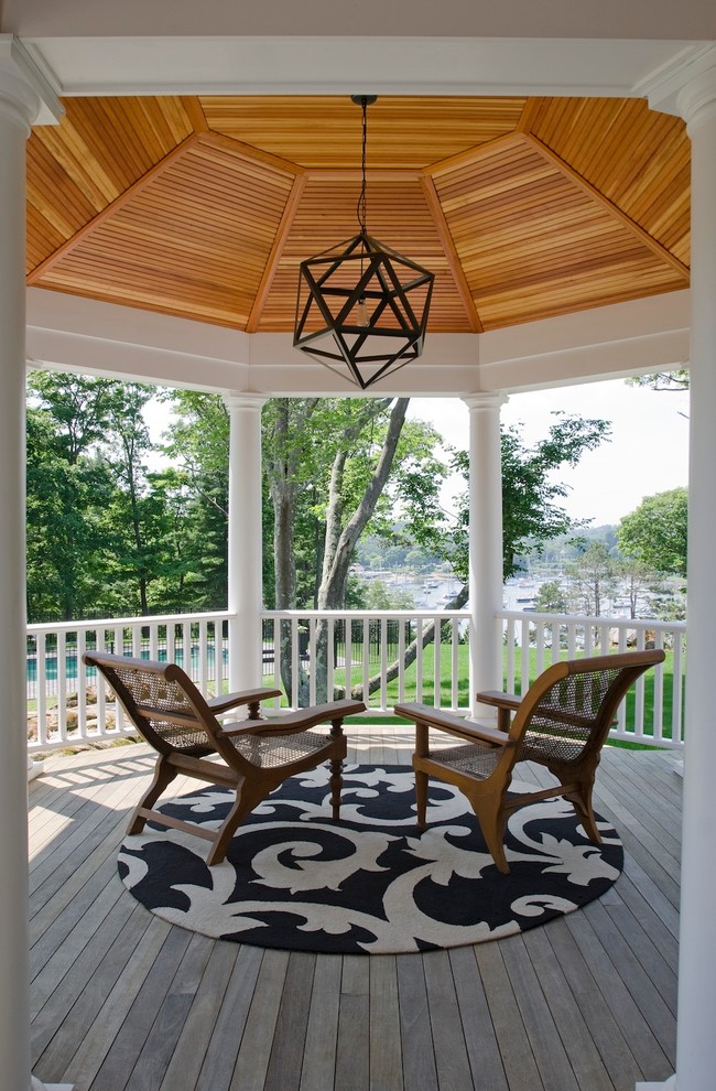 Aménagement d'un grand porche d'entrée de maison arrière victorien avec une terrasse en bois.