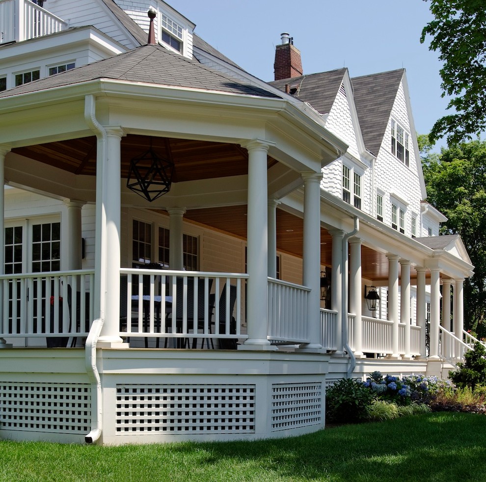 Foto di un grande portico tradizionale dietro casa con pedane e un tetto a sbalzo