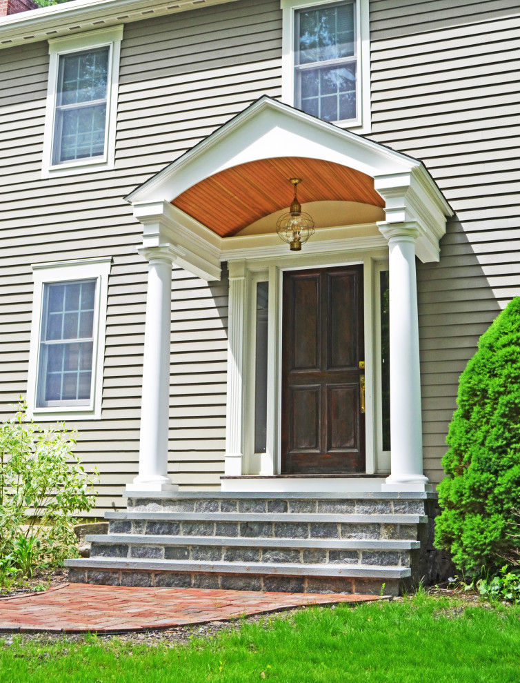 Cette image montre un petit porche d'entrée de maison avant avec une extension de toiture.
