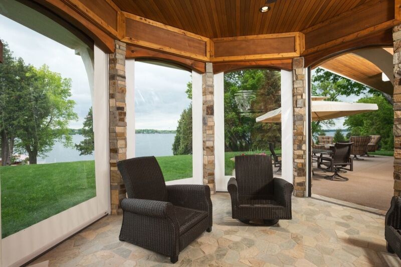 Cette image montre un porche d'entrée de maison arrière traditionnel de taille moyenne avec une cuisine d'été, des pavés en pierre naturelle et une extension de toiture.