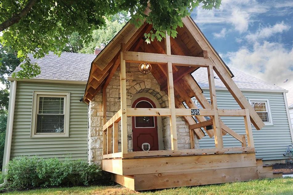 Inspiration för små eklektiska verandor framför huset, med trädäck och takförlängning