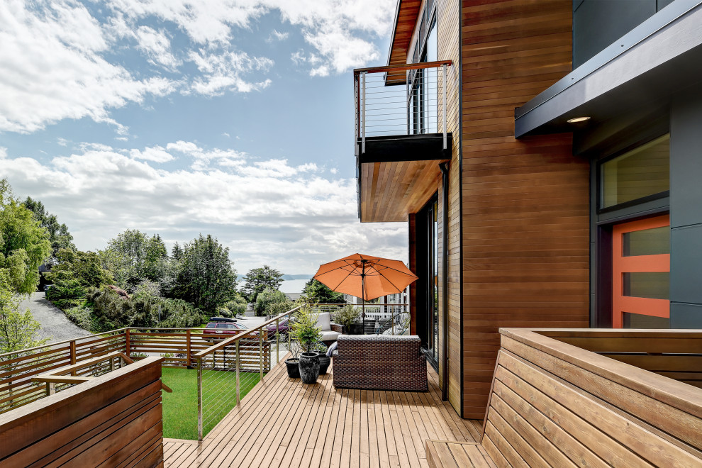 This is an example of a mid-sized contemporary side porch design in Seattle with decking.