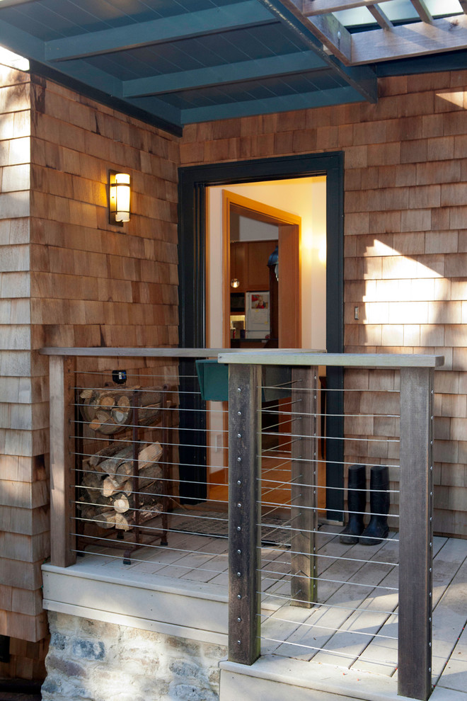 Idee per un portico design davanti casa e di medie dimensioni con pedane e una pergola