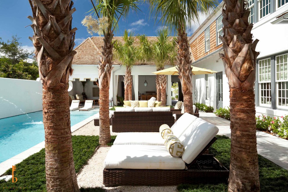 Foto de terraza costera extra grande en patio trasero con adoquines de piedra natural