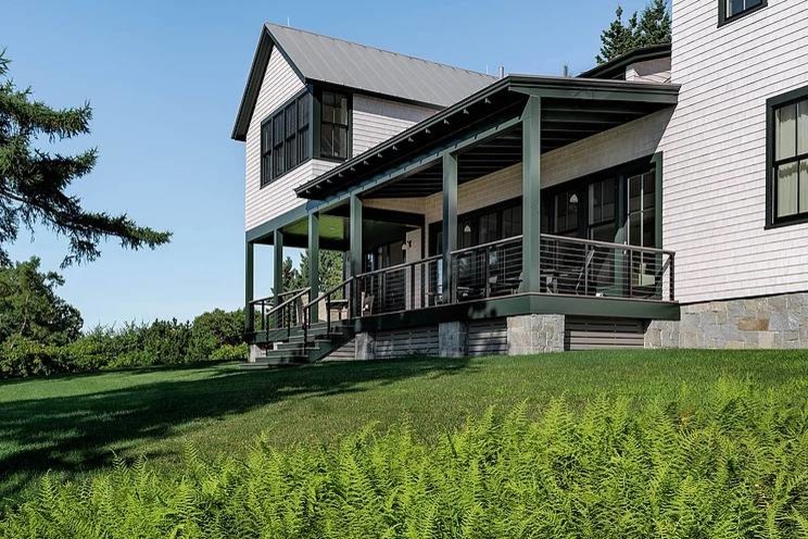Réalisation d'un porche d'entrée de maison arrière champêtre de taille moyenne avec une terrasse en bois et une extension de toiture.