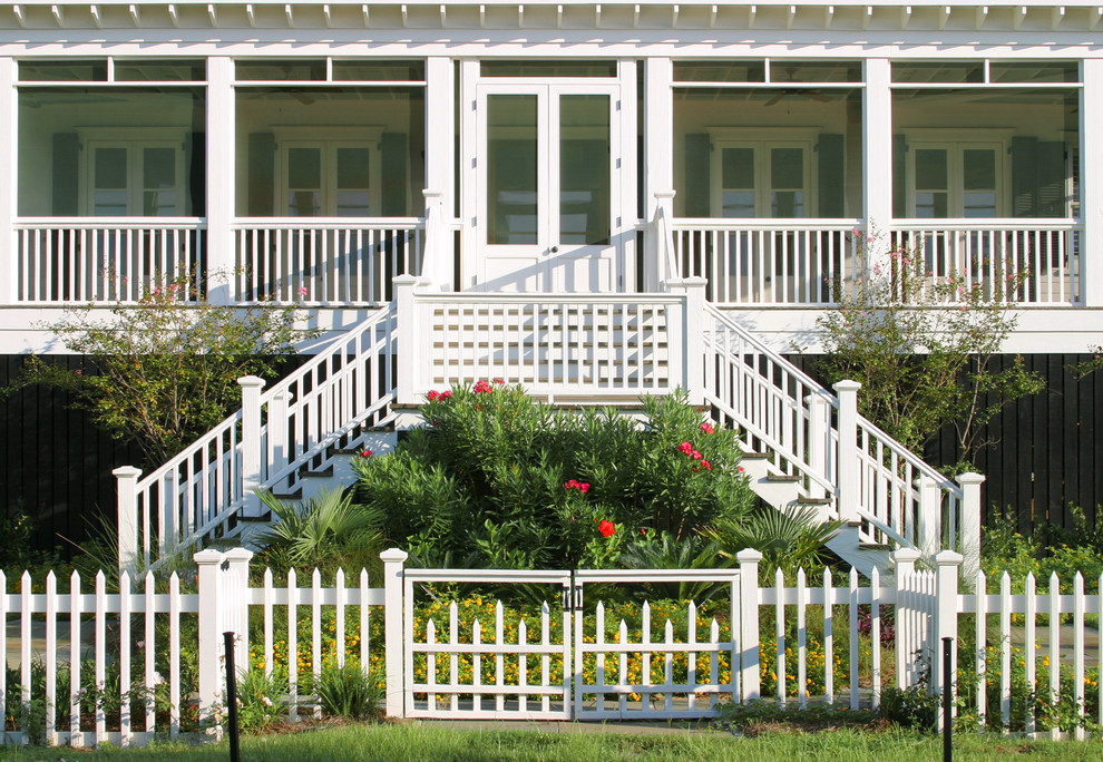 Imagen de terraza clásica en patio delantero y anexo de casas con todos los revestimientos