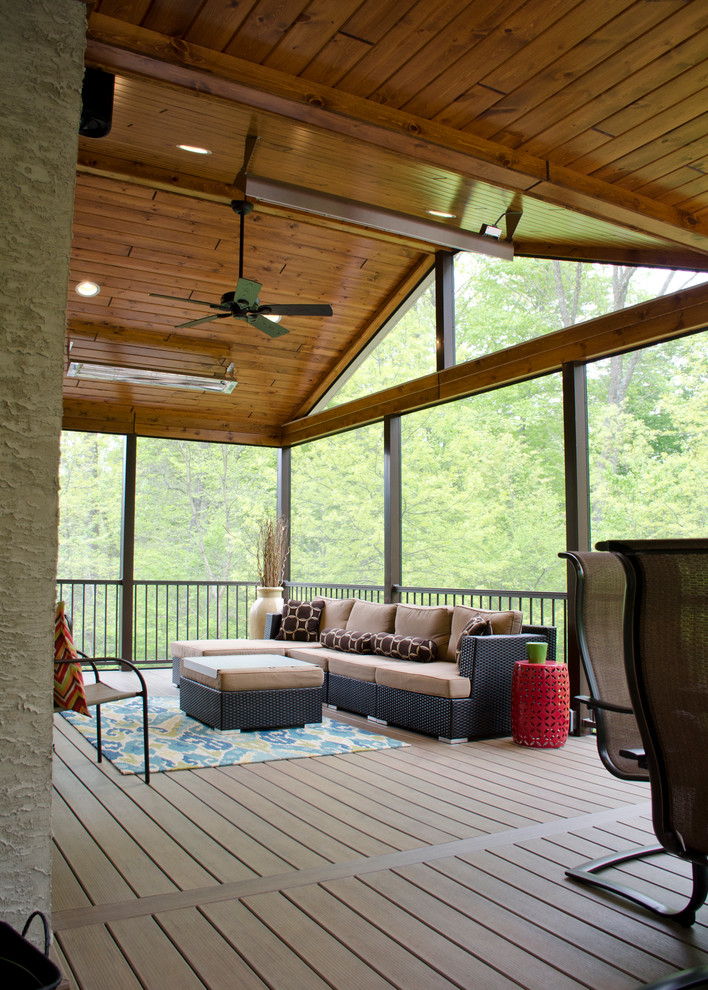 Idées déco pour un grand porche d'entrée de maison arrière montagne avec une moustiquaire et une extension de toiture.