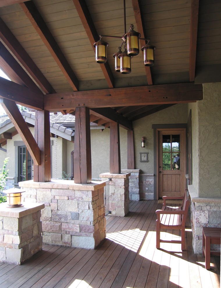 Idée de décoration pour un grand porche d'entrée de maison avant craftsman avec une terrasse en bois et une extension de toiture.