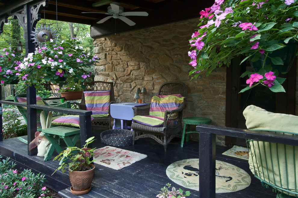 Свежая идея для дизайна: маленькая веранда на боковом дворе в стиле рустика с настилом и навесом для на участке и в саду - отличное фото интерьера