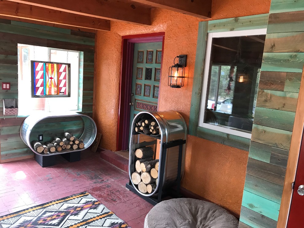 Cette photo montre un porche d'entrée de maison avant sud-ouest américain de taille moyenne avec une moustiquaire.