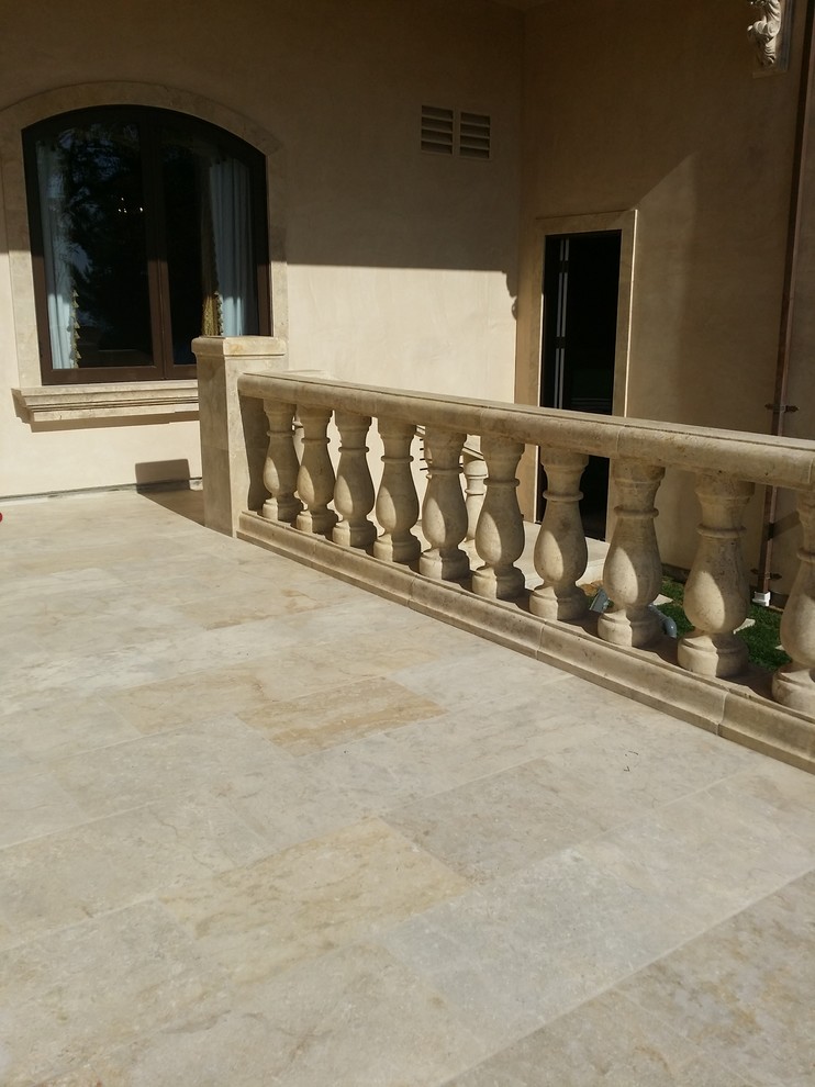 На фото: большая веранда на переднем дворе в средиземноморском стиле с покрытием из каменной брусчатки и навесом