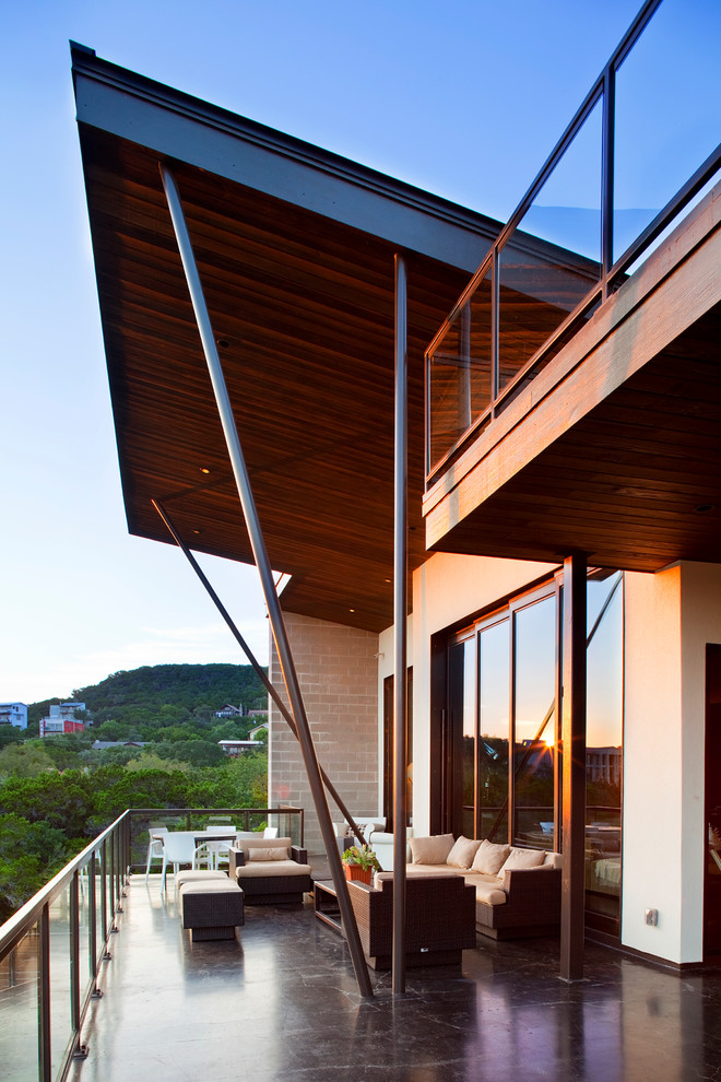 Photo of a contemporary veranda in Austin.