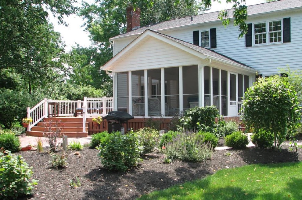 Inspiration for a timeless porch remodel in Cleveland
