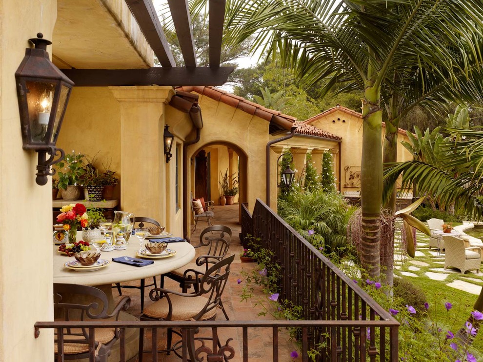 Mittelgroße, Geflieste, Überdachte Mediterrane Veranda hinter dem Haus mit Kübelpflanzen in Santa Barbara