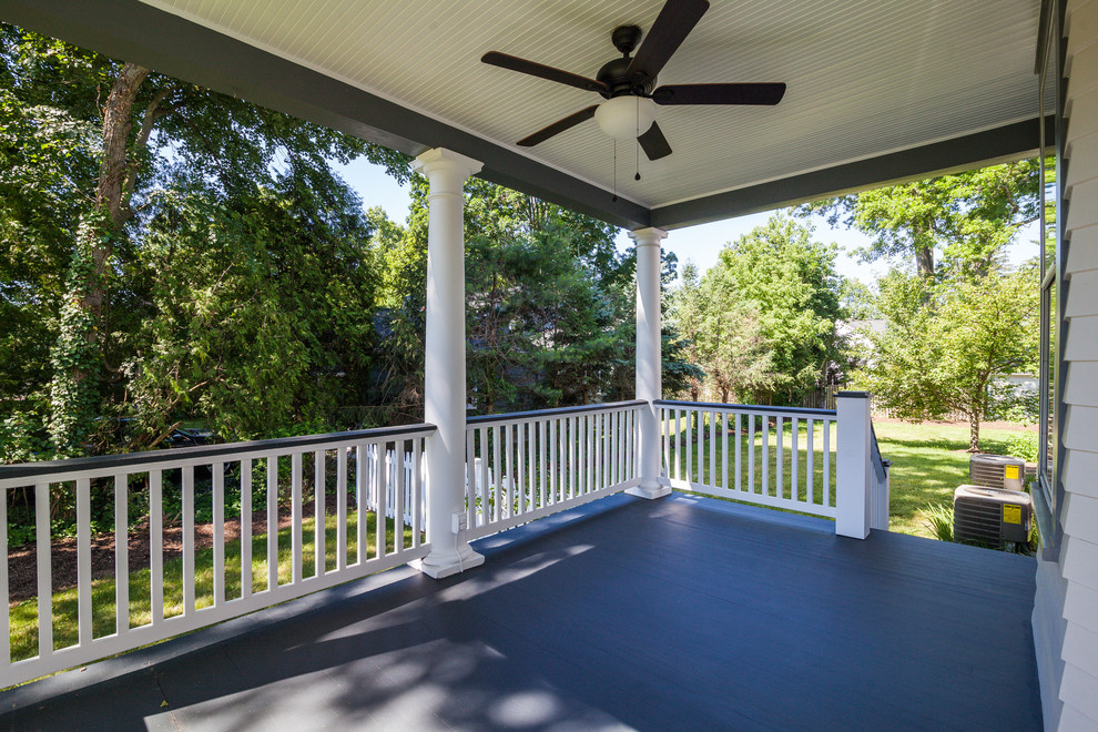Réalisation d'un porche d'entrée de maison latéral victorien de taille moyenne avec une terrasse en bois et une extension de toiture.