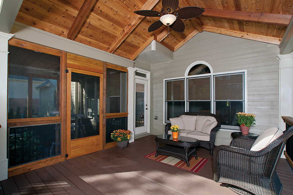 Cette photo montre un porche d'entrée de maison arrière de taille moyenne avec une extension de toiture.