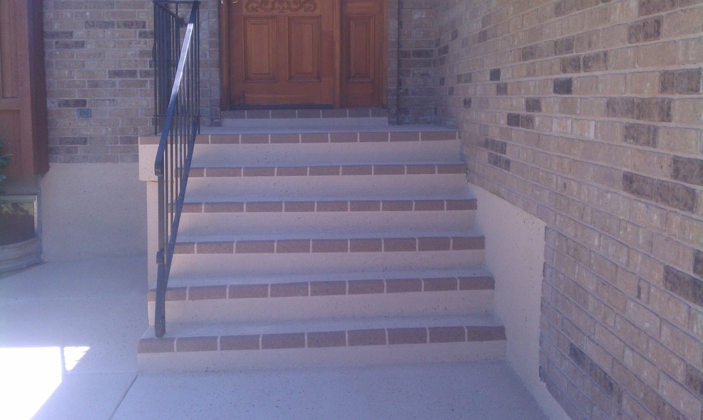 Esempio di un piccolo portico tradizionale davanti casa con lastre di cemento