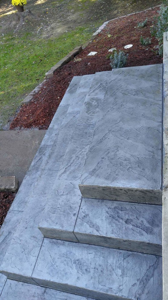 Стильный дизайн: маленькая веранда на переднем дворе в классическом стиле с покрытием из декоративного бетона для на участке и в саду - последний тренд