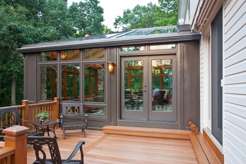 Idées déco pour un porche d'entrée de maison arrière contemporain de taille moyenne avec une terrasse en bois, une moustiquaire et une extension de toiture.