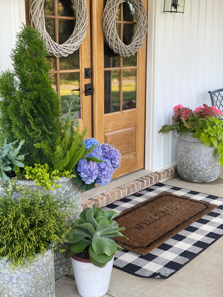 Esempio di un piccolo portico country davanti casa con un giardino in vaso