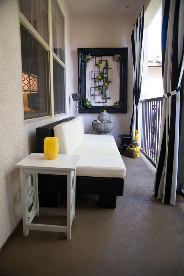 Inspiration for a contemporary veranda in Orange County.