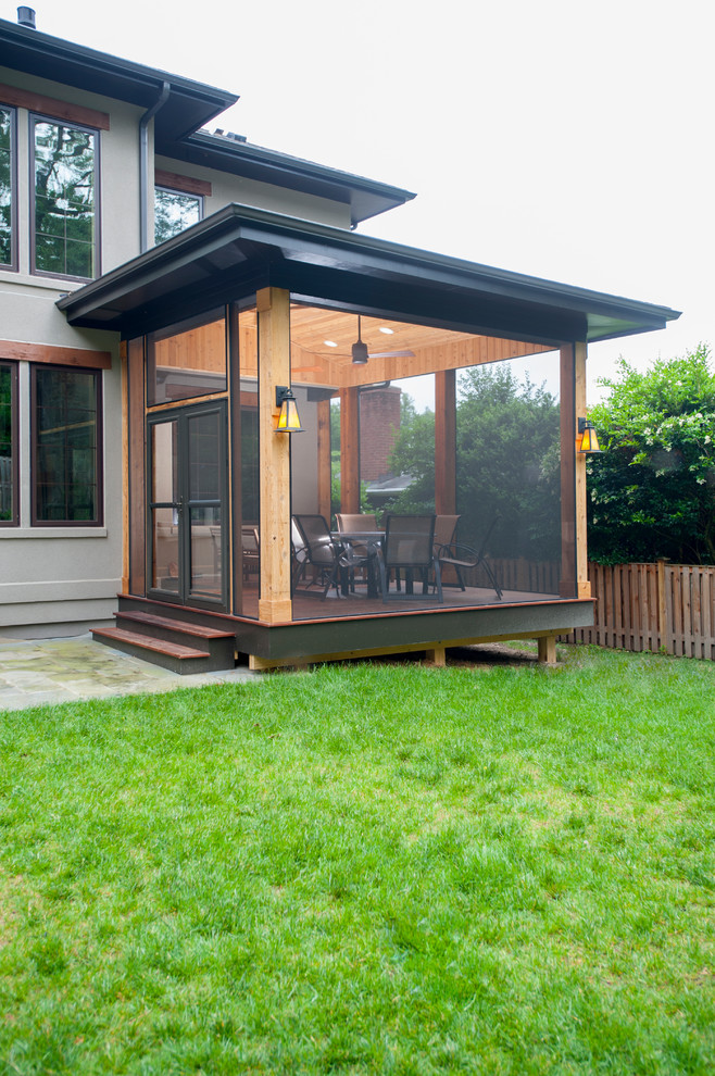 Idées déco pour un petit porche d'entrée de maison arrière contemporain avec une moustiquaire et une terrasse en bois.