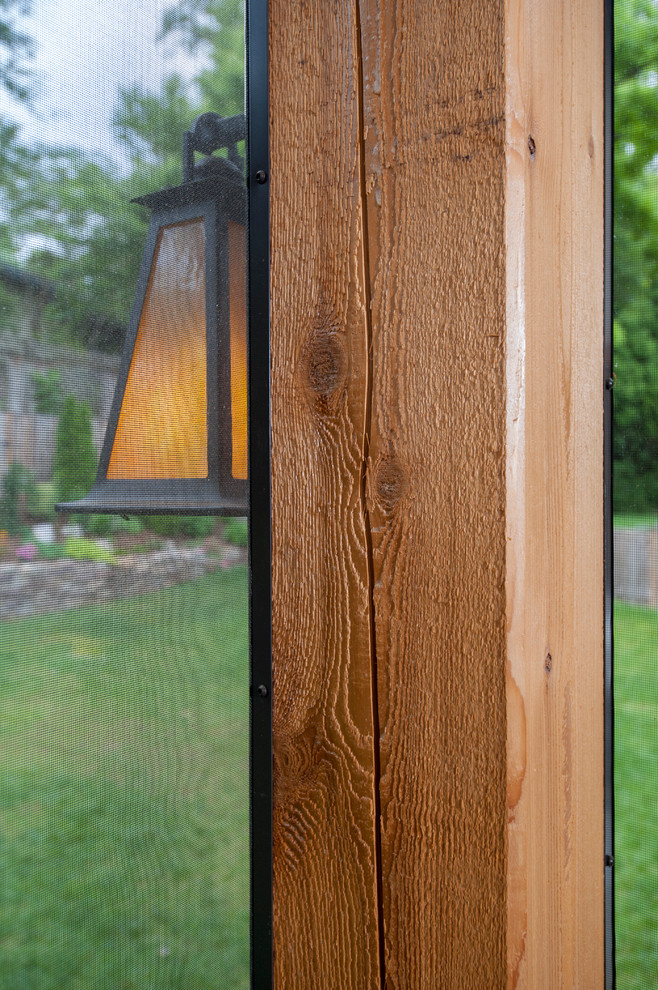 На фото: веранда среднего размера на заднем дворе в современном стиле с крыльцом с защитной сеткой и настилом с