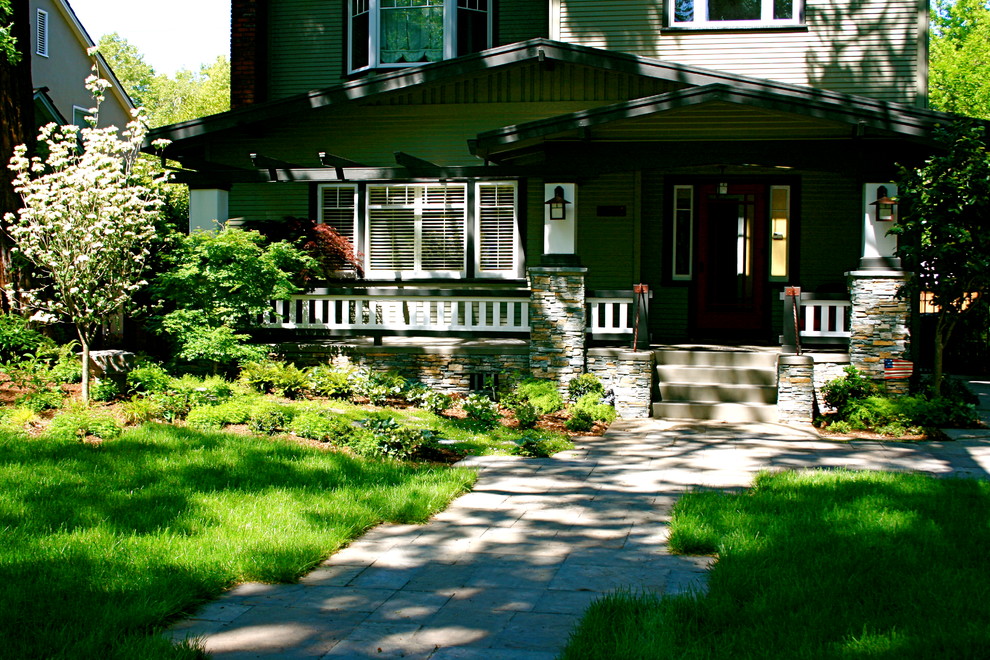 Exemple d'un porche d'entrée de maison avant craftsman avec des pavés en pierre naturelle.