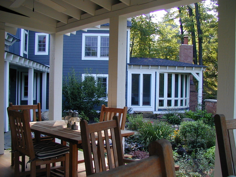 Idéer för en mellanstor lantlig veranda på baksidan av huset, med trädäck och takförlängning