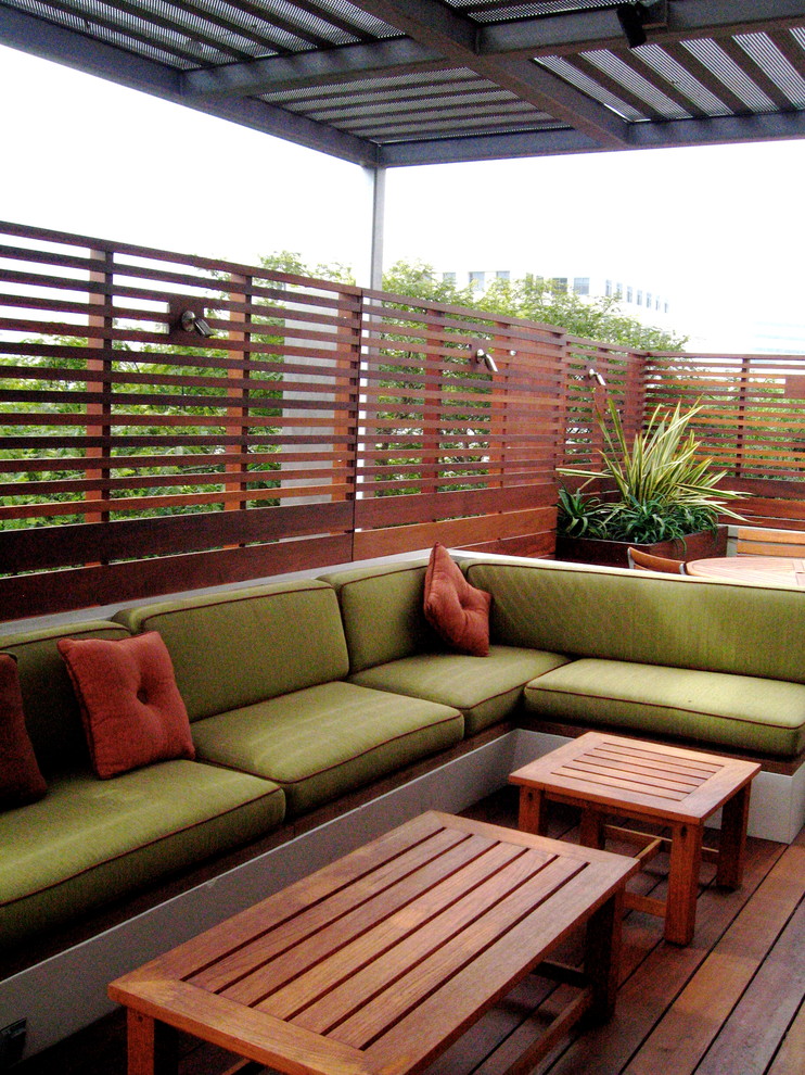 Diseño de terraza contemporánea de tamaño medio en patio trasero con entablado y pérgola