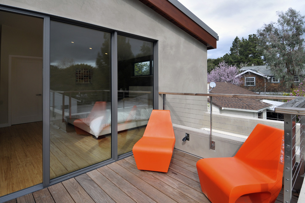 Inspiration pour un porche d'entrée de maison design avec une terrasse en bois.