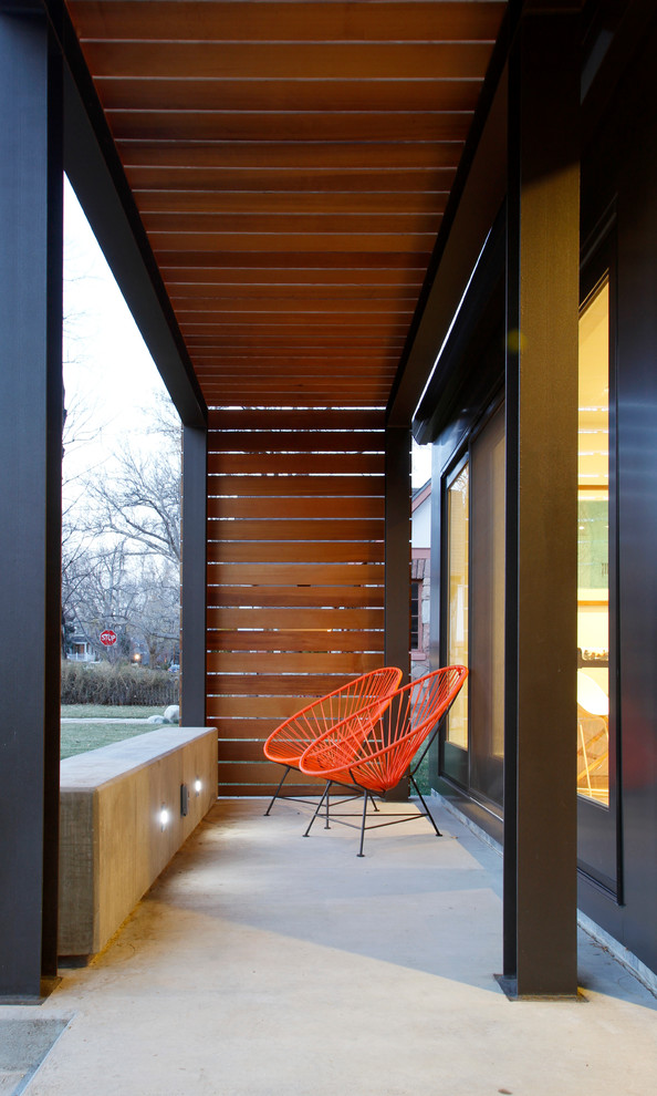 Kleines Modernes Veranda im Vorgarten mit Betonplatten in Denver