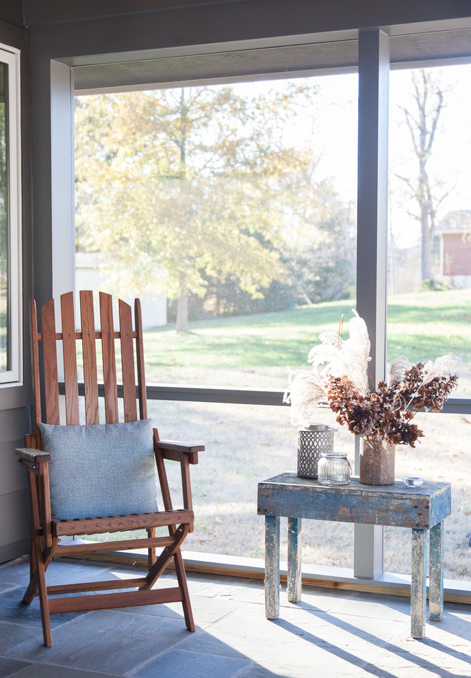 Inspiration för mellanstora moderna innätade verandor på baksidan av huset, med naturstensplattor och takförlängning