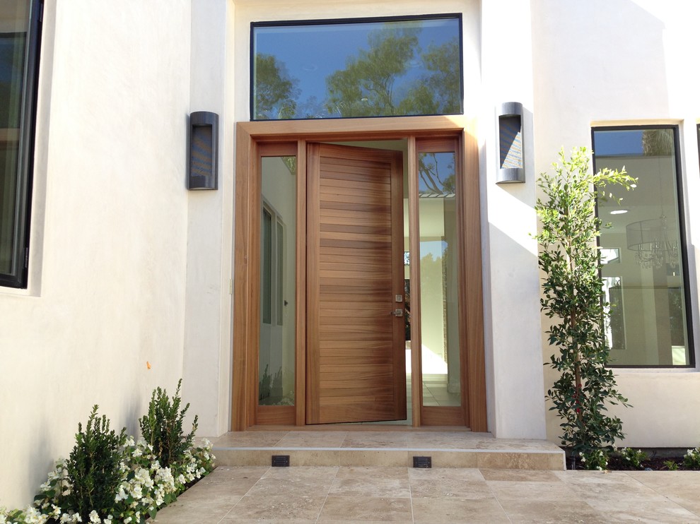 Пример оригинального дизайна: маленькая веранда на переднем дворе в стиле модернизм с покрытием из плитки и навесом для на участке и в саду