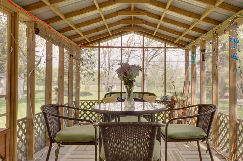 Idées déco pour un porche d'entrée de maison arrière classique de taille moyenne avec une moustiquaire et une terrasse en bois.