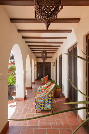 Tuscan porch idea in Los Angeles