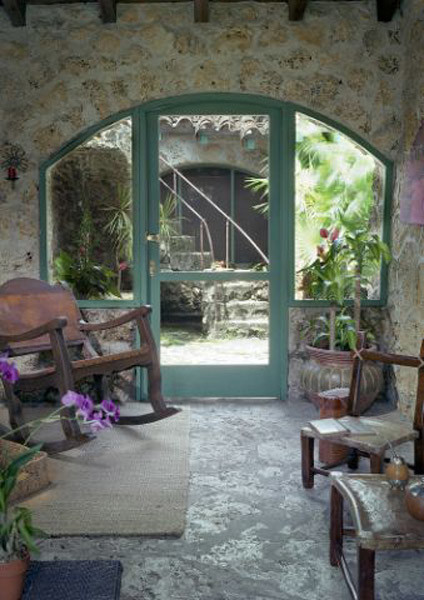 Esempio di un portico tropicale di medie dimensioni e davanti casa con un portico chiuso, pavimentazioni in pietra naturale e un tetto a sbalzo