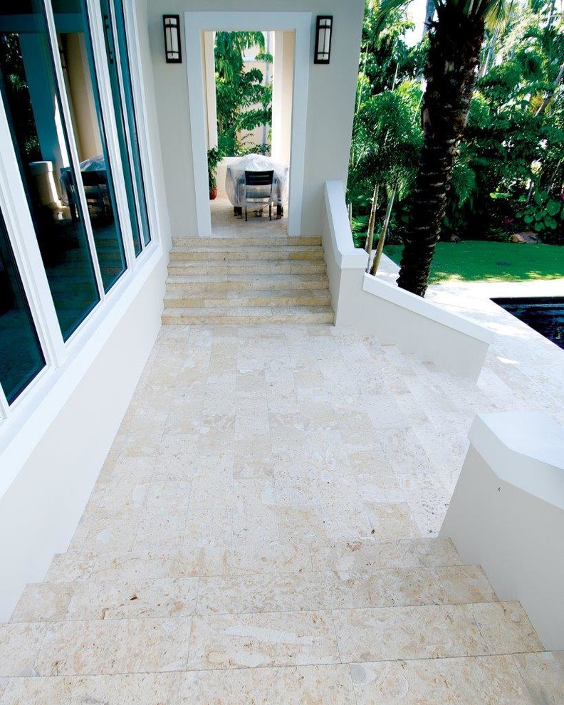 Immagine di un portico tropicale con pavimentazioni in pietra naturale