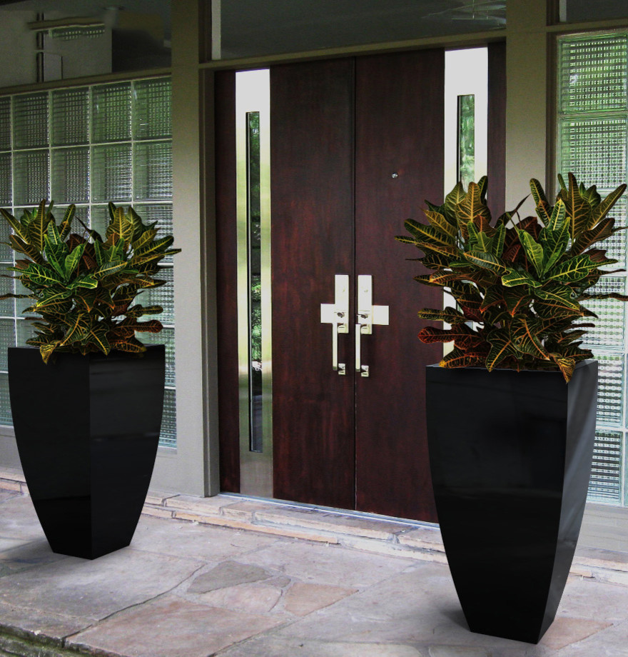 Foto di un grande portico minimal davanti casa con un giardino in vaso e pavimentazioni in pietra naturale