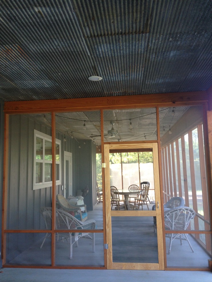 Cette image montre un grand porche d'entrée de maison latéral chalet avec une moustiquaire et une extension de toiture.