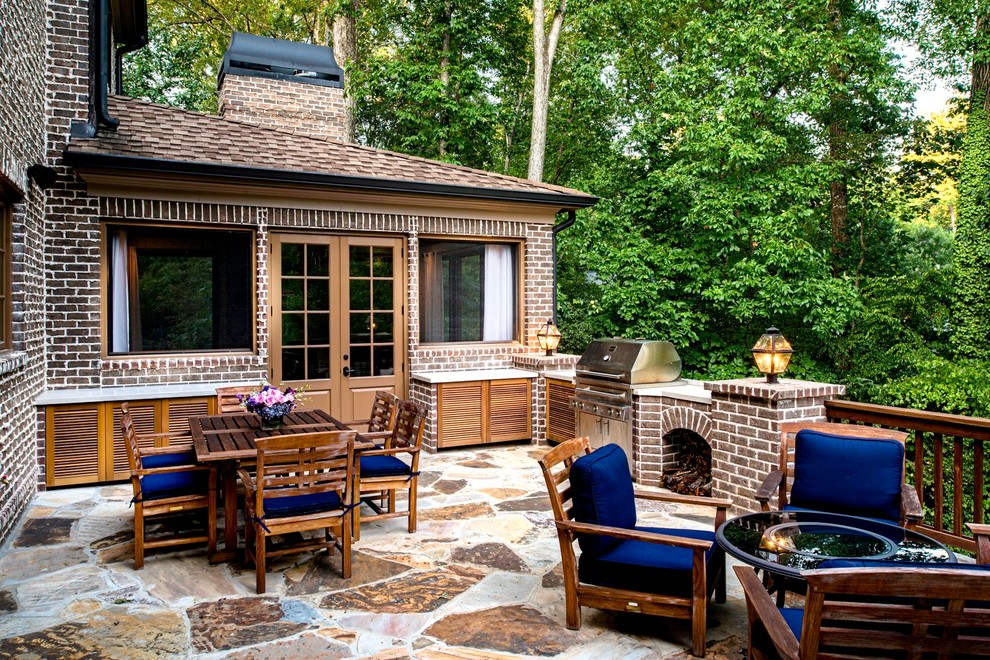 На фото: большая веранда на заднем дворе в классическом стиле с летней кухней и покрытием из каменной брусчатки