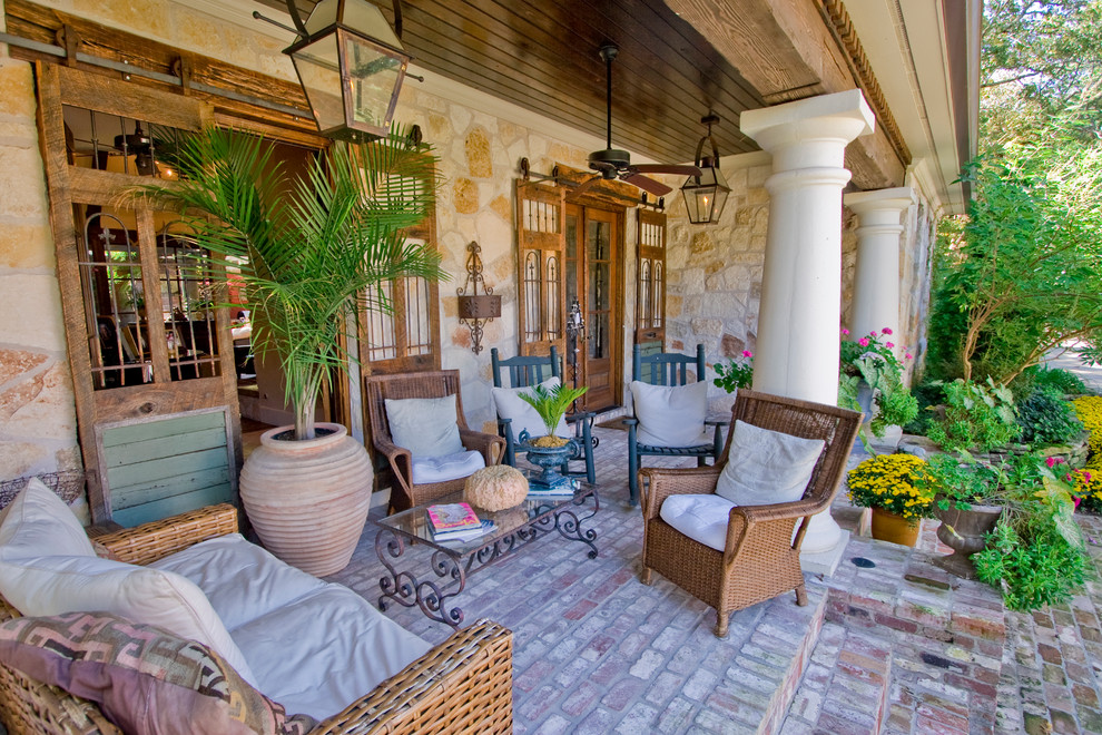 Idée de décoration pour un porche d'entrée de maison tradition avec des pavés en brique.