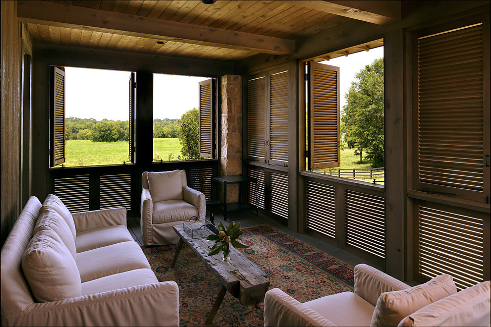 Idées déco pour un porche d'entrée de maison campagne avec une terrasse en bois et une extension de toiture.