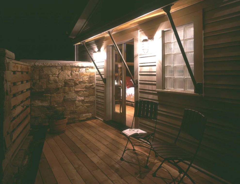 Bild på en mellanstor amerikansk veranda längs med huset, med trädäck