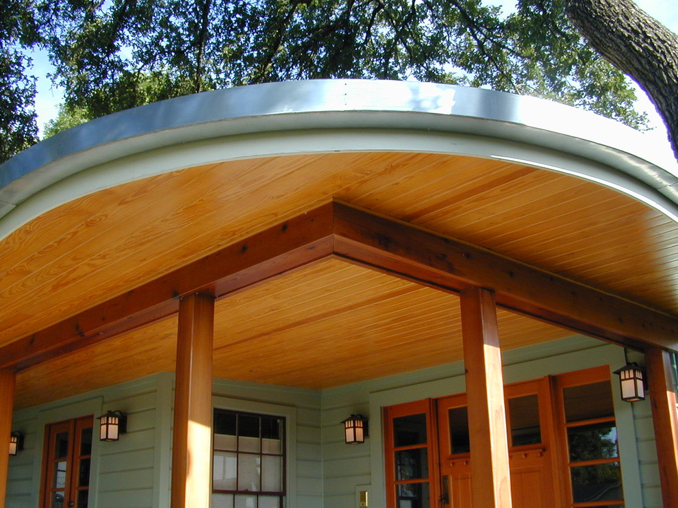 На фото: веранда среднего размера на переднем дворе в стиле фьюжн с покрытием из бетонных плит и навесом с
