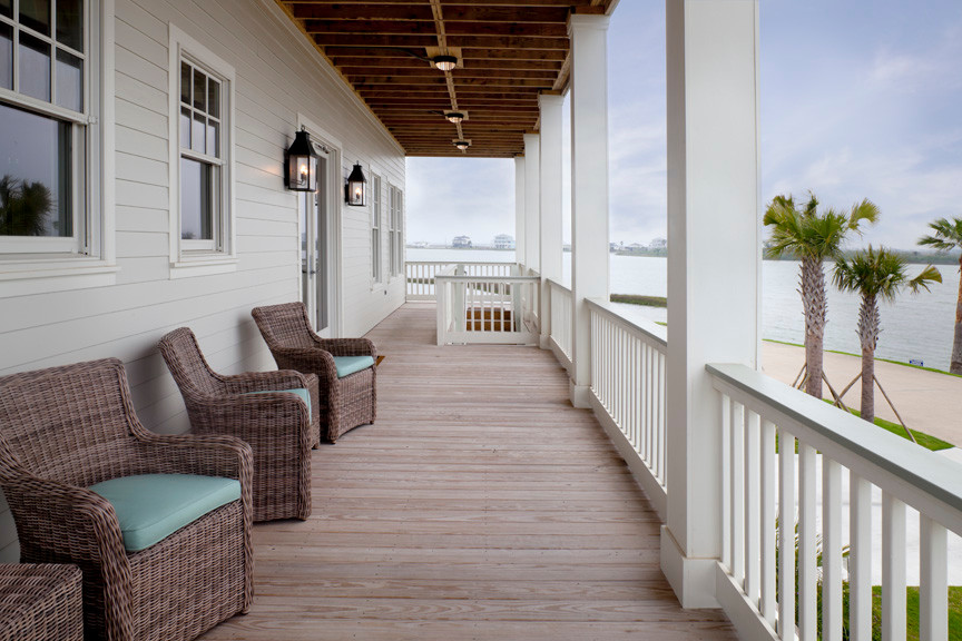 Imagen de terraza costera extra grande en patio trasero y anexo de casas con entablado
