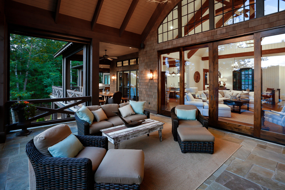 Imagen de terraza marinera grande en patio trasero y anexo de casas con cocina exterior y adoquines de piedra natural