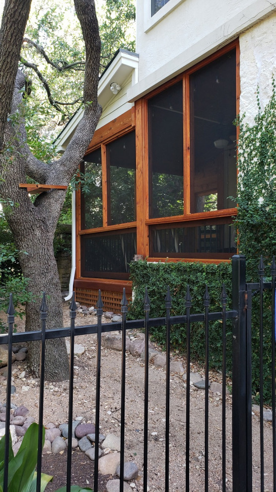 Überdachte Urige Veranda hinter dem Haus mit Mix-Geländer in Austin