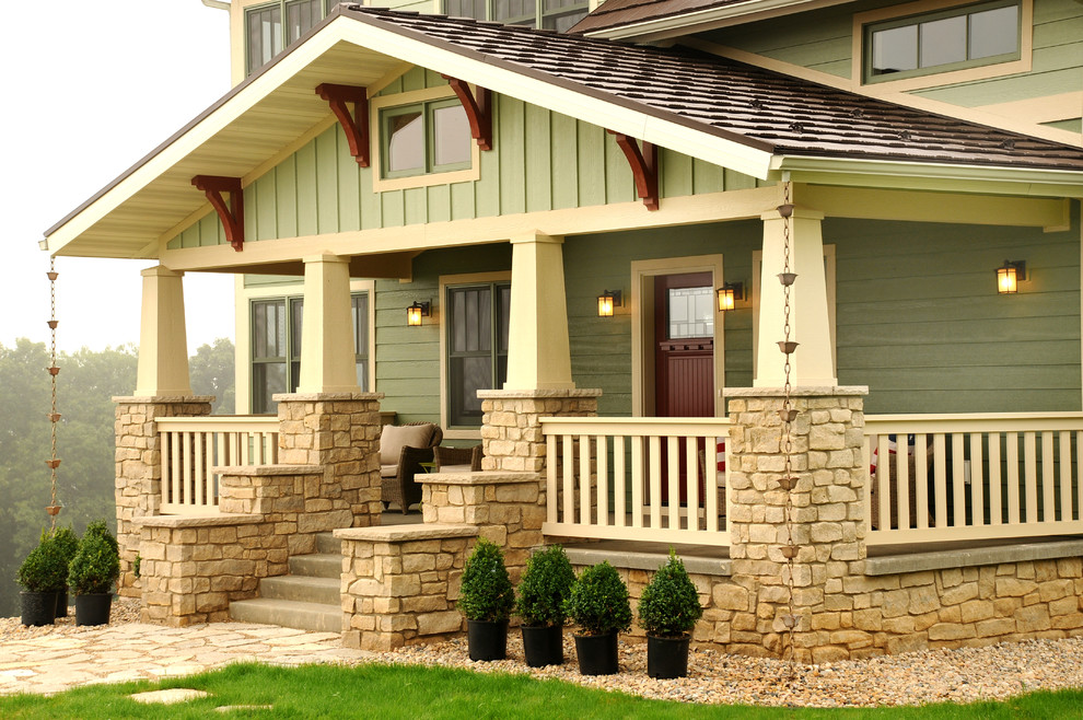 Esempio di un grande portico american style davanti casa con lastre di cemento e un tetto a sbalzo