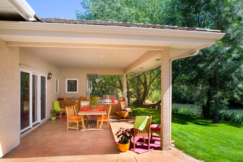 Mittelgroße, Überdachte Moderne Veranda hinter dem Haus mit Outdoor-Küche und Stempelbeton in Boise